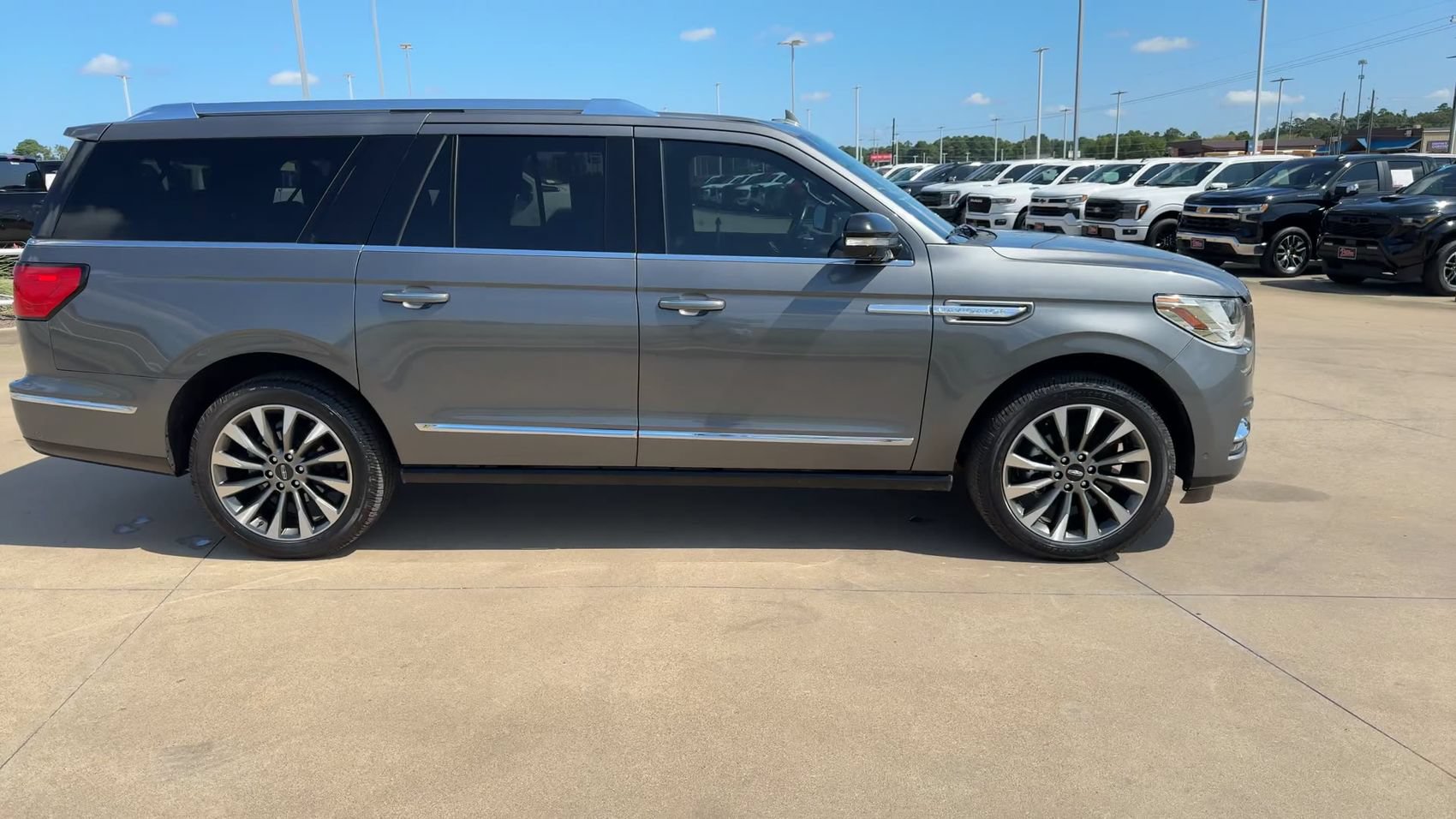 Used 2021 Lincoln Navigator L Reserve AWD/4WD image 2