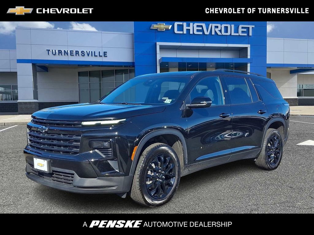 Used 2025 Chevrolet Traverse LT w/ Midnight/Sport Edition image 1