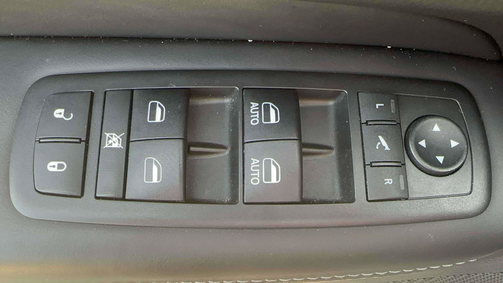 Used 2019 Jeep Grand Cherokee Overland AWD/4WD image 14