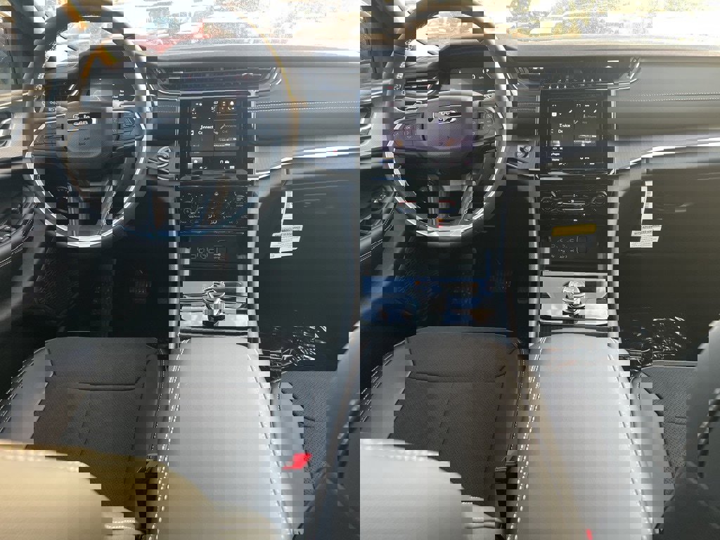 New 2025 Jeep Grand Cherokee Altitude image 14