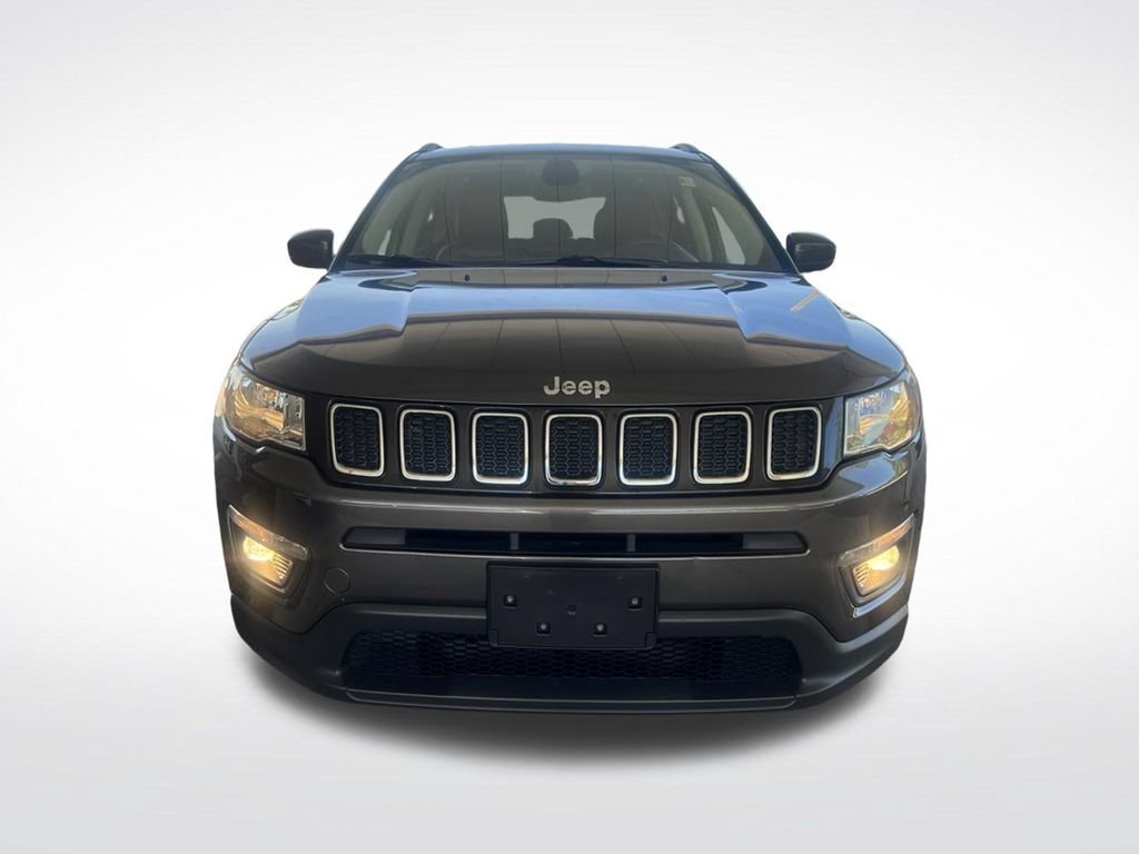 Used 2018 Jeep Compass Latitude w/ Cold Weather Group AWD/4WD image 2