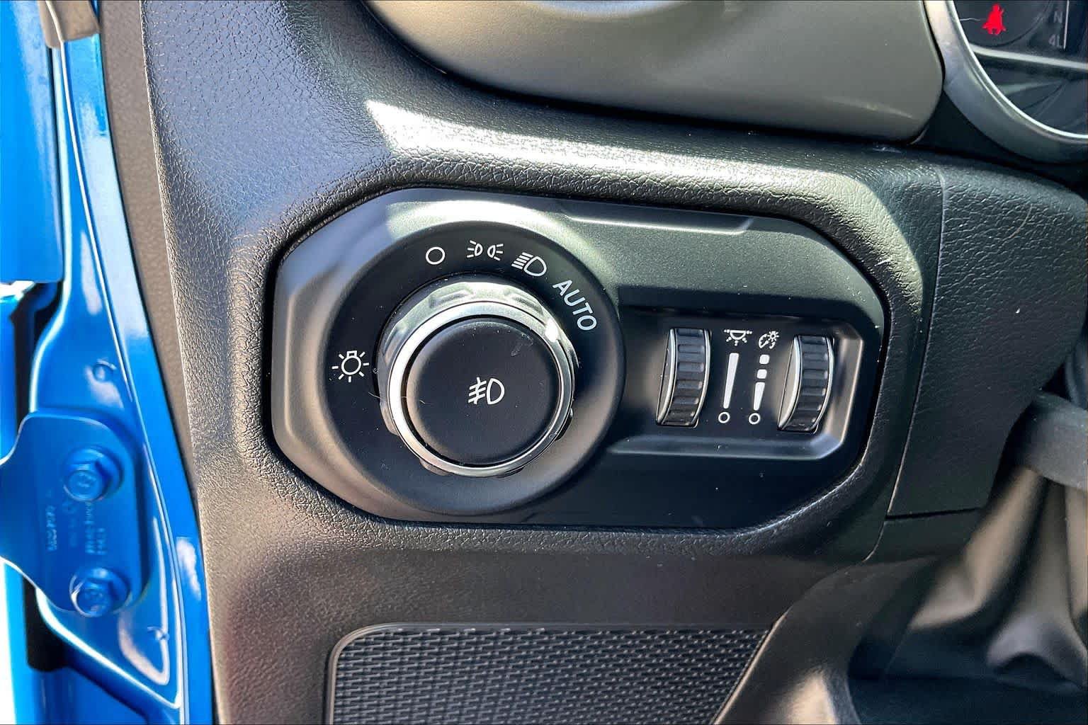 Used 2022 Jeep Wrangler Unlimited Sahara w/ LED Lighting Group AWD/4WD image 13