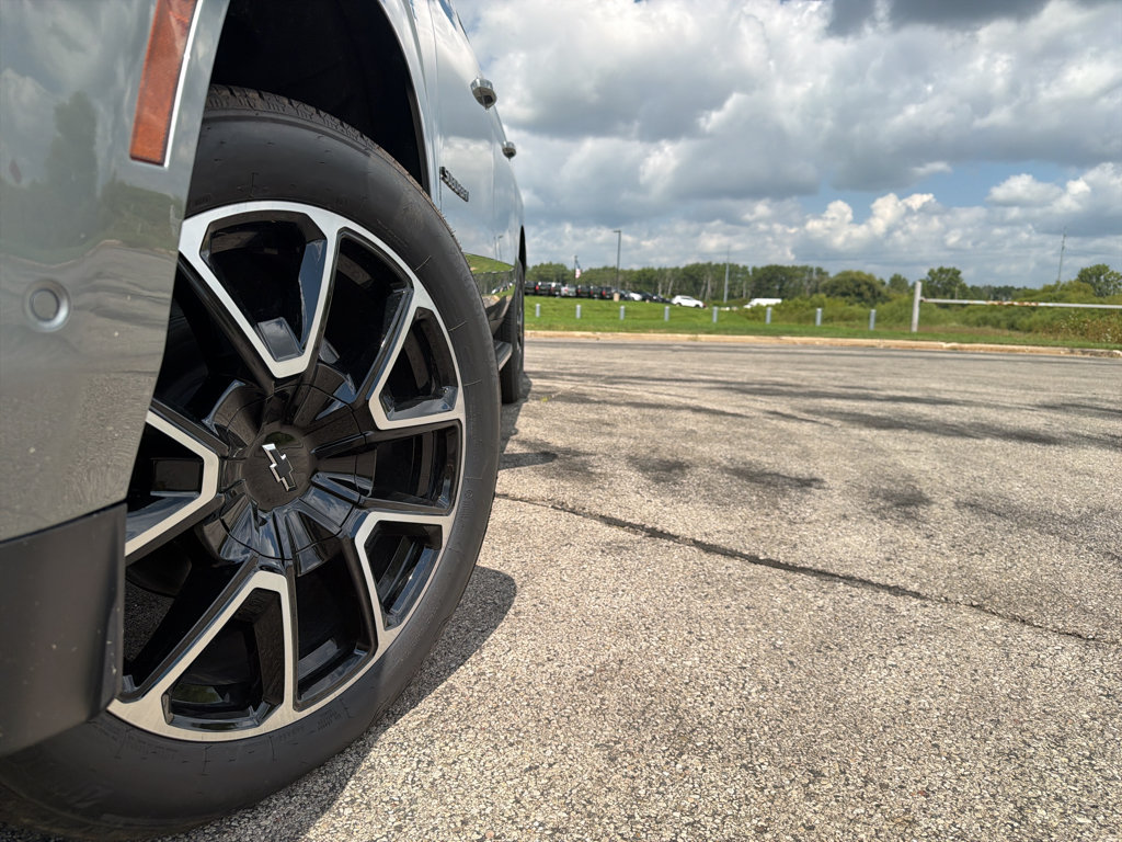 New 2026 Chevrolet Suburban RST w/ RST Capability Package AWD/4WD image 9