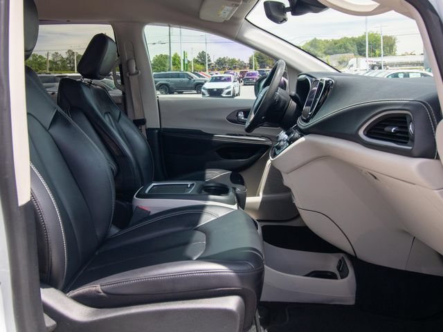 Used 2023 Chrysler Pacifica Touring-L FWD image 19
