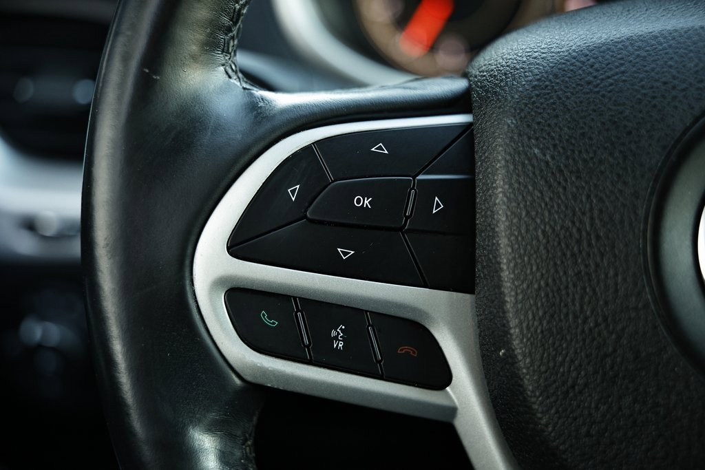 Used 2018 Jeep Cherokee Latitude Plus w/ Comfort/Convenience Group image 30