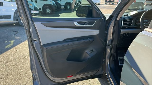 Used 2025 Volkswagen Atlas Peak Edition SE image 8