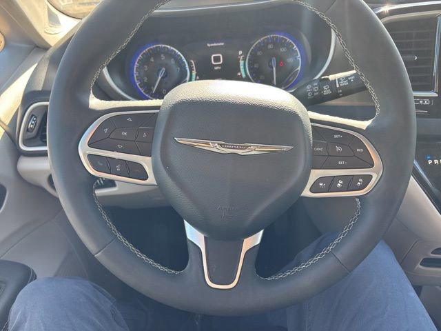Used 2024 Chrysler Pacifica Touring-L image 15