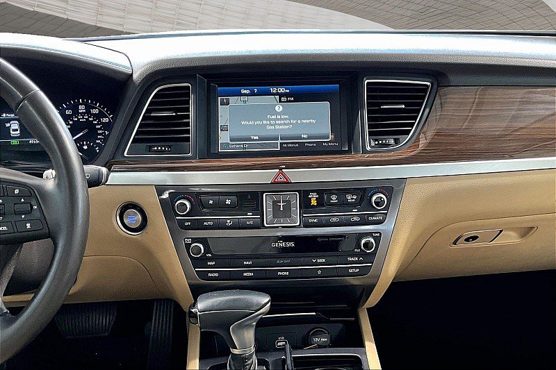 Used 2020 Genesis G80 3.8 RWD image 5