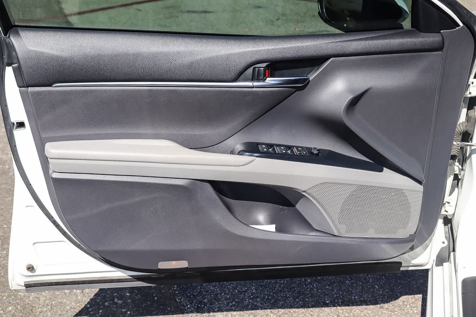 Used 2018 Toyota Camry SE FWD image 18