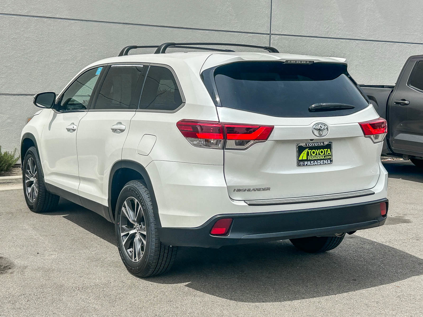 Used 2019 Toyota Highlander LE w/ Carpet Mat Package (TMS) image 8