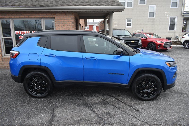 Used 2022 Jeep Compass Latitude w/ Convenience Group AWD/4WD image 2