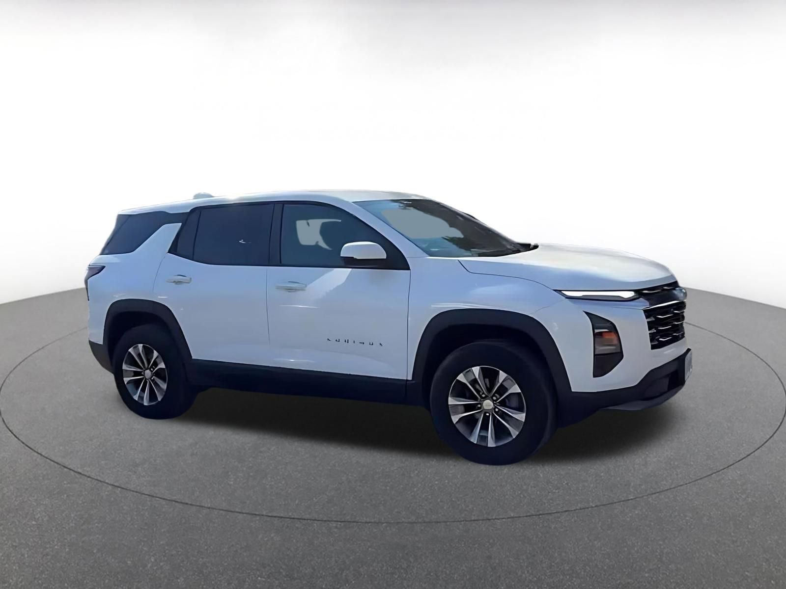 Used 2025 Chevrolet Equinox LT image 2