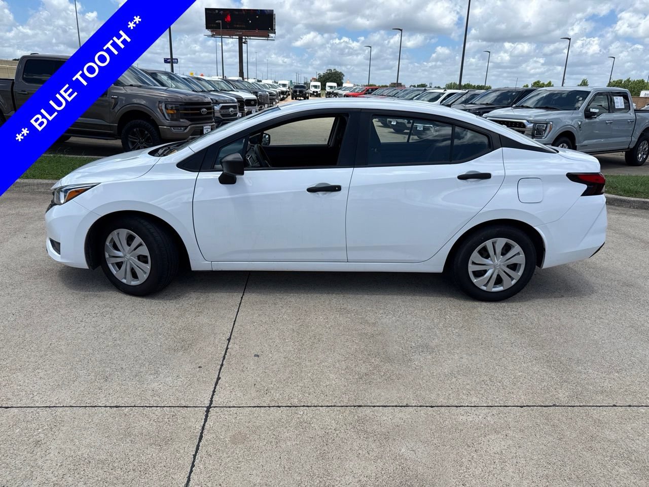 Used 2023 Nissan Versa S FWD image 3