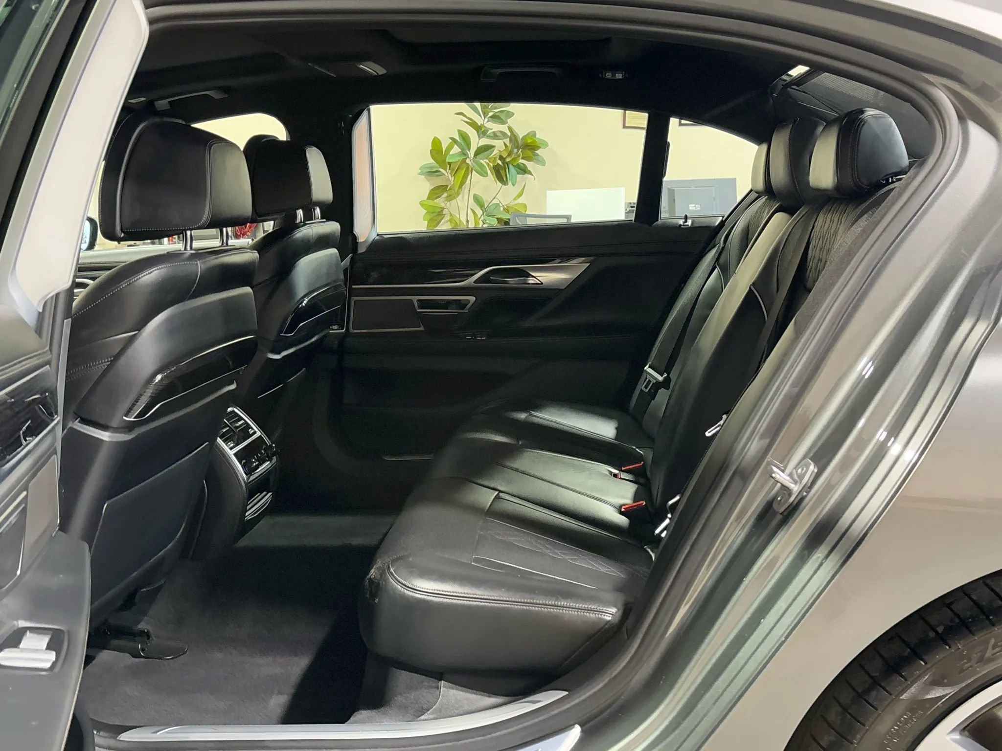 Used 2016 BMW 750i image 8