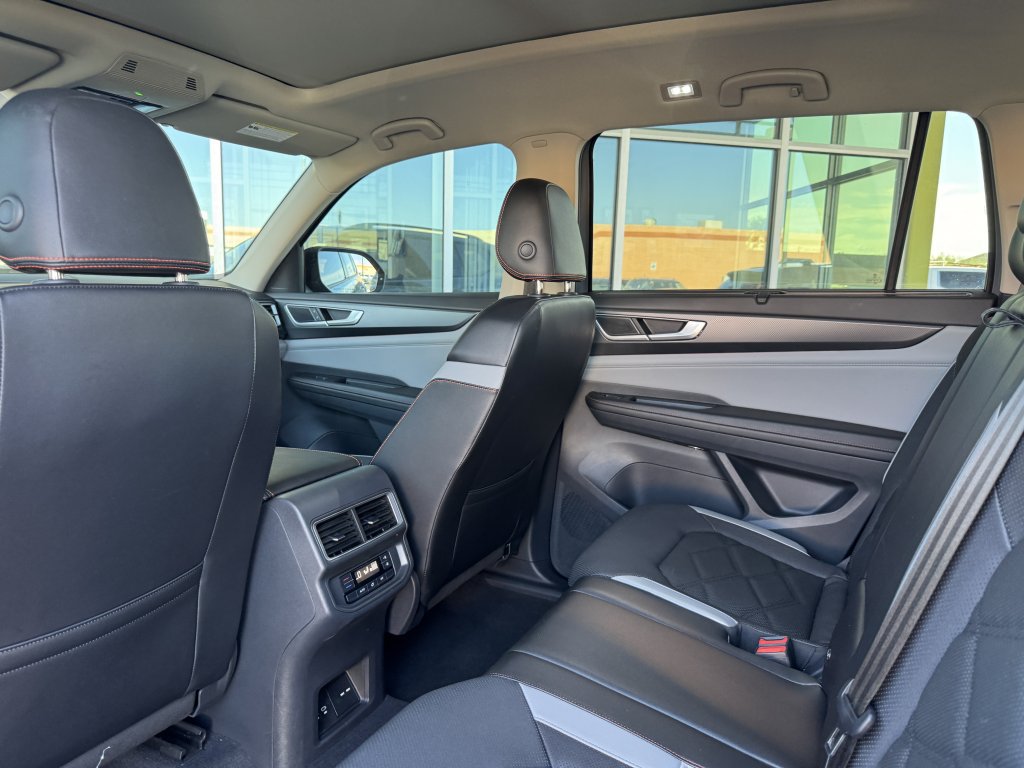 Used 2024 Volkswagen Atlas Peak Edition SE AWD/4WD image 34