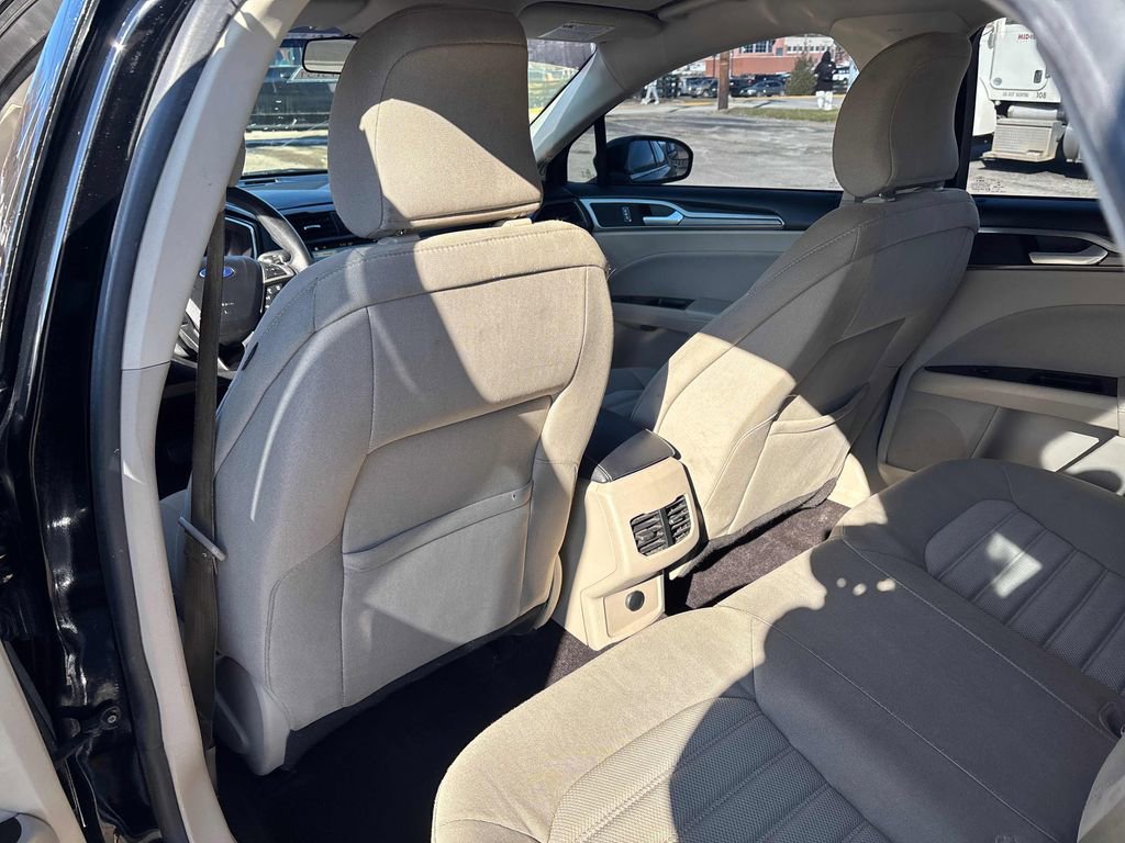 Used 2017 Ford Fusion SE w/ Fusion SE Technology Package image 26