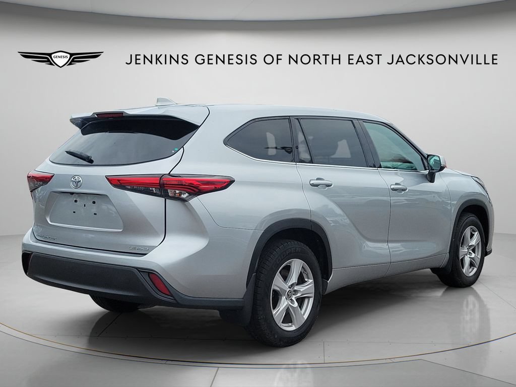 Used 2020 Toyota Highlander LE AWD/4WD image 3