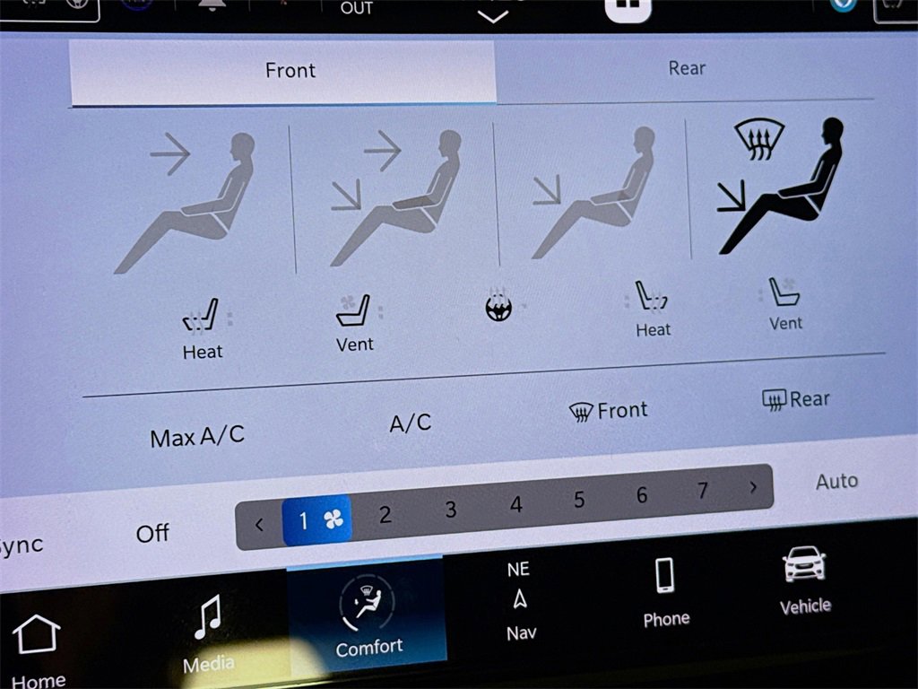 Used 2022 Chrysler Pacifica Limited w/ Uconnect Theater Family Group image 23