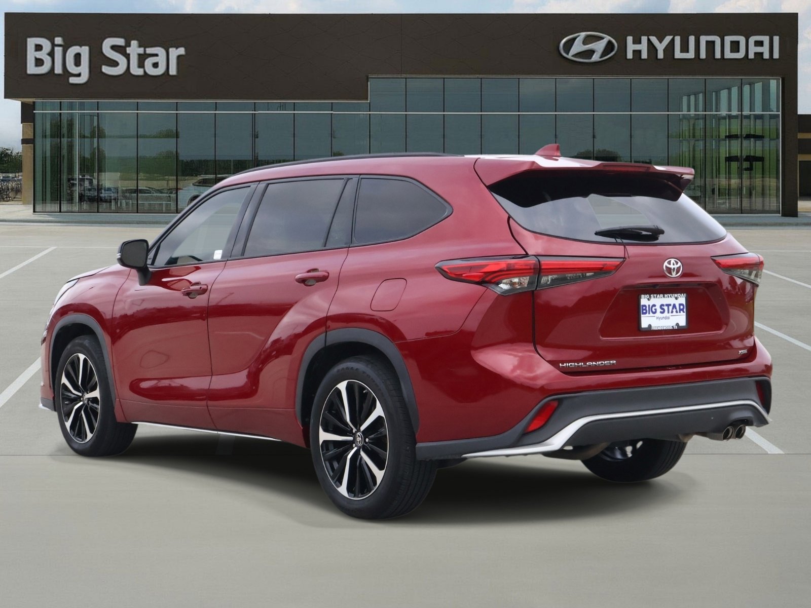 Used 2022 Toyota Highlander XSE FWD image 3