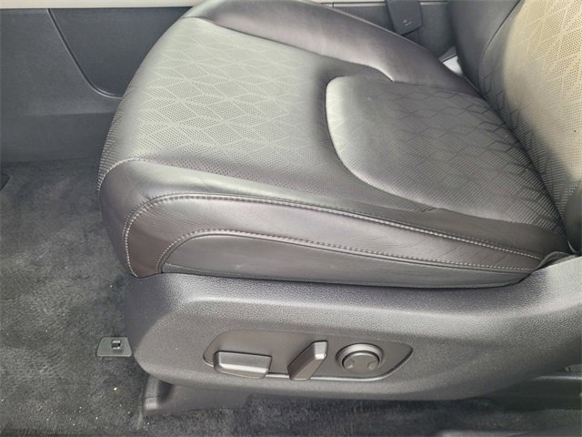 Used 2024 Kia Carnival LX image 24