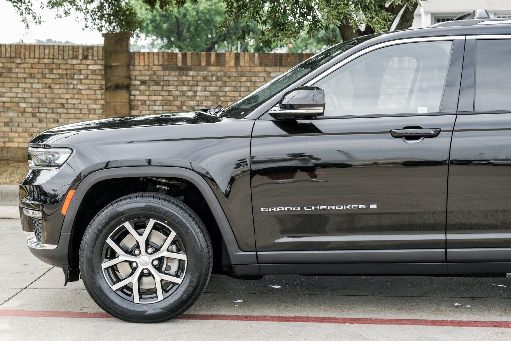 Used 2023 Jeep Grand Cherokee L Limited AWD/4WD image 22