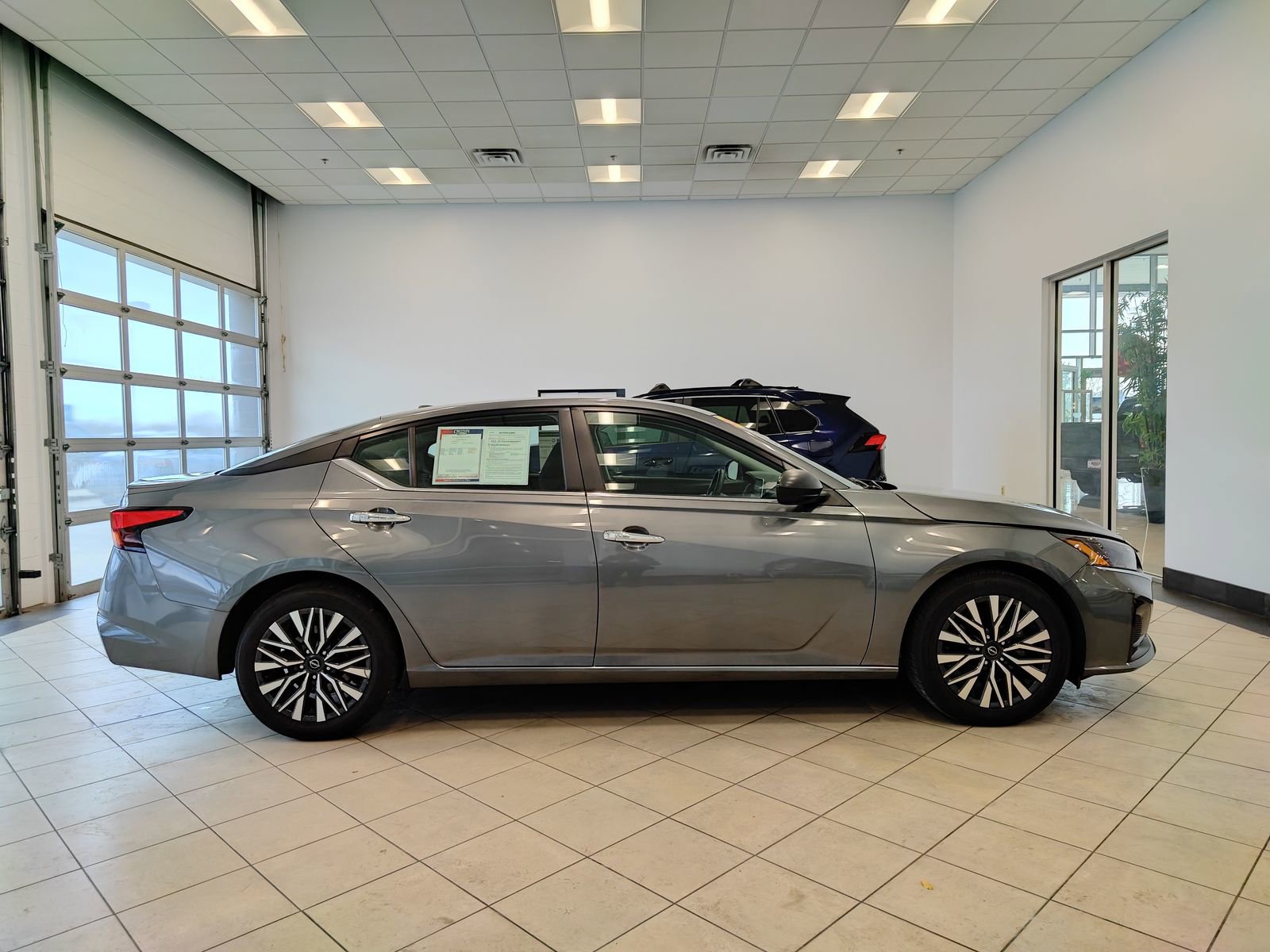 Used 2024 Nissan Altima 2.5 SV image 2