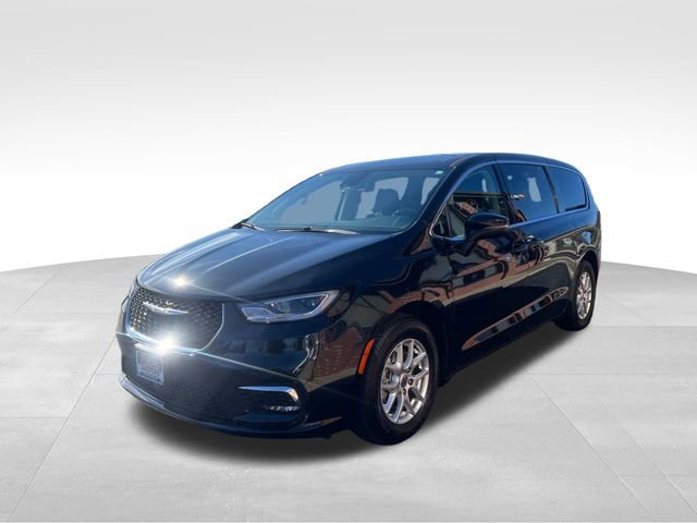 Used 2023 Chrysler Pacifica Touring-L image 3