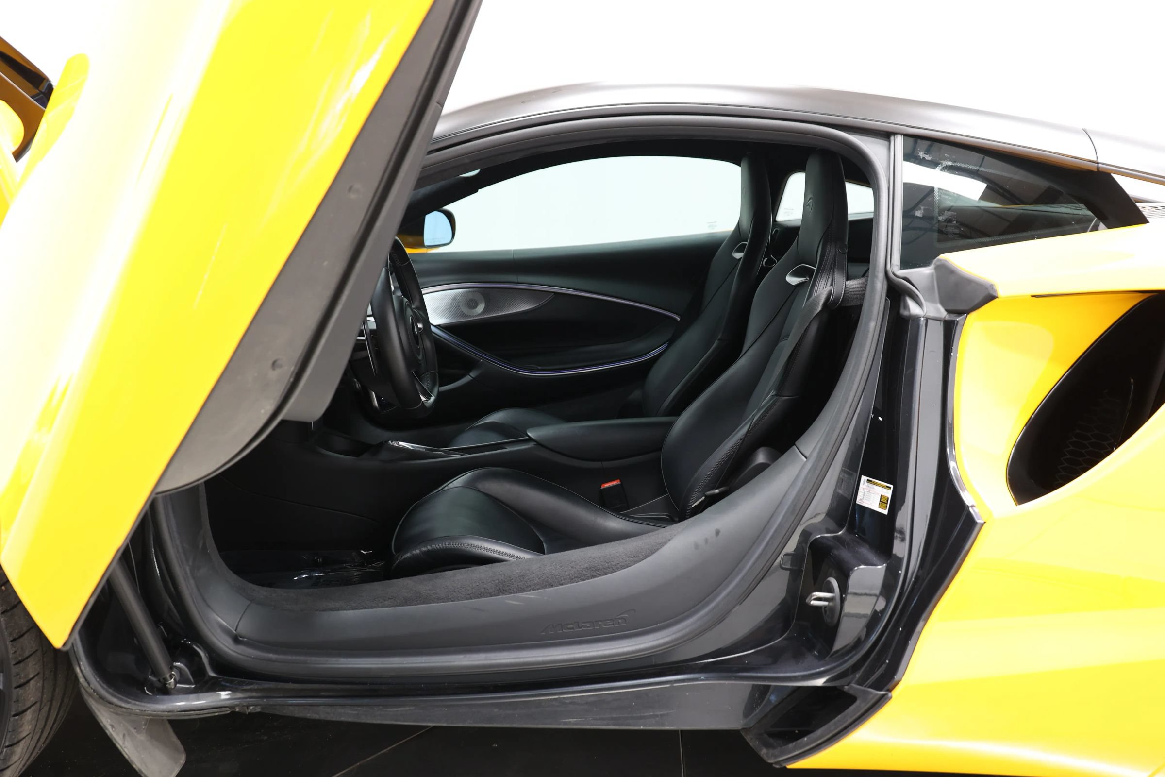 Used 2023 McLaren Artura RWD image 11
