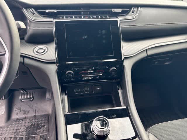 Used 2025 Jeep Grand Cherokee L Altitude RWD image 19