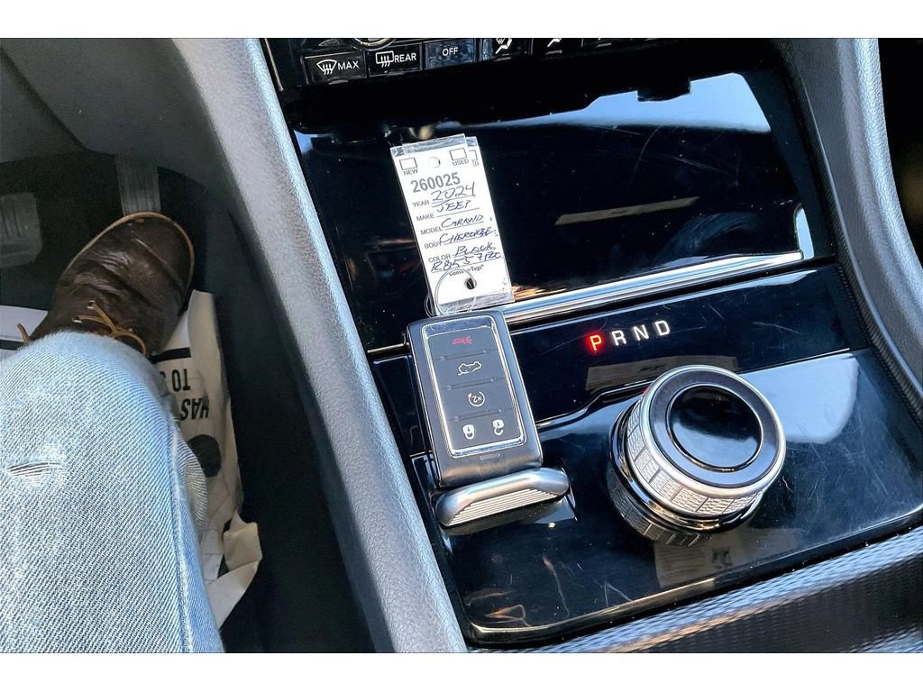 Used 2024 Jeep Grand Cherokee L Limited w/ Luxury Tech Group II image 11