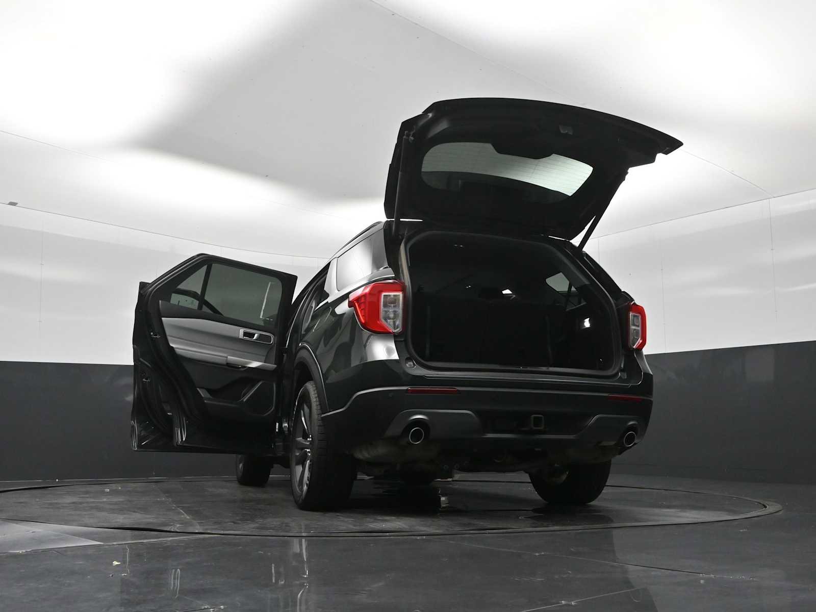 Used 2023 Ford Explorer XLT w/ Equipment Group 202A AWD/4WD image 40