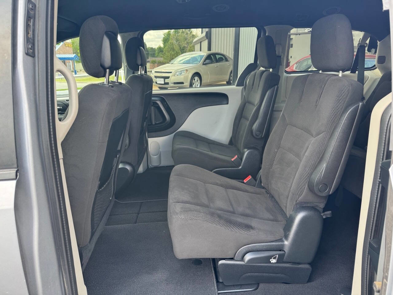 Used 2016 Dodge Grand Caravan SE image 17