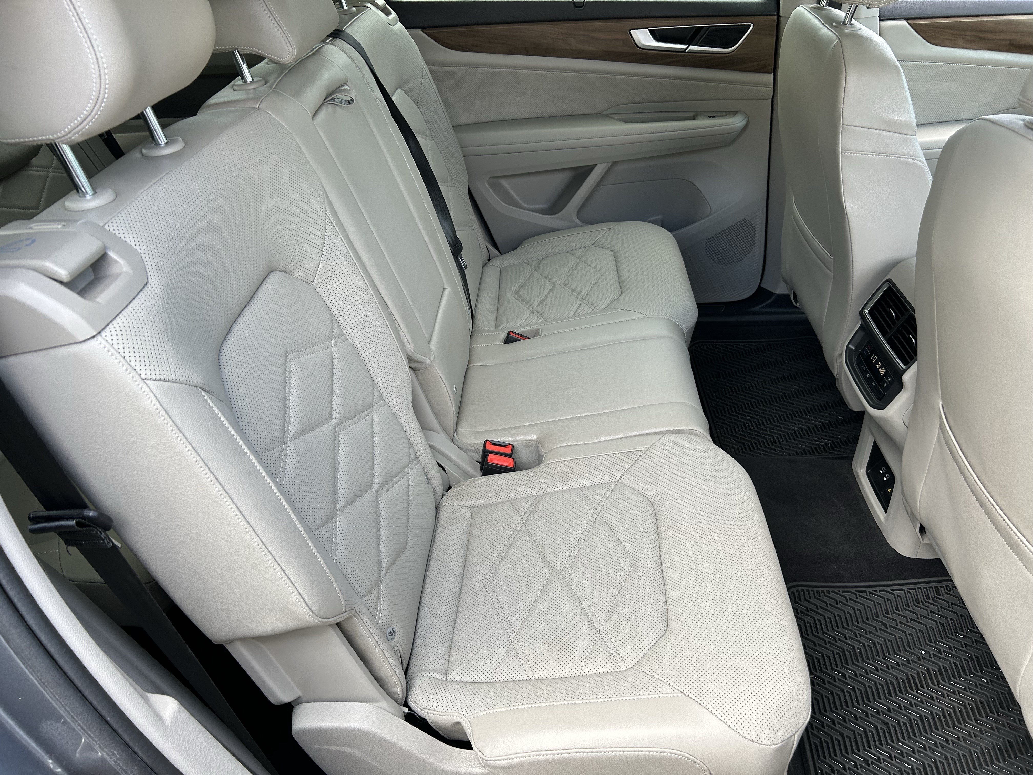 Used 2024 Volkswagen Atlas SE w/ Panoramic Sunroof Package AWD/4WD image 11