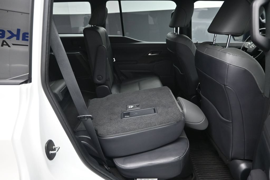 Used 2024 Lexus GX 550 w/ Accessory Package (31) AWD/4WD image 39
