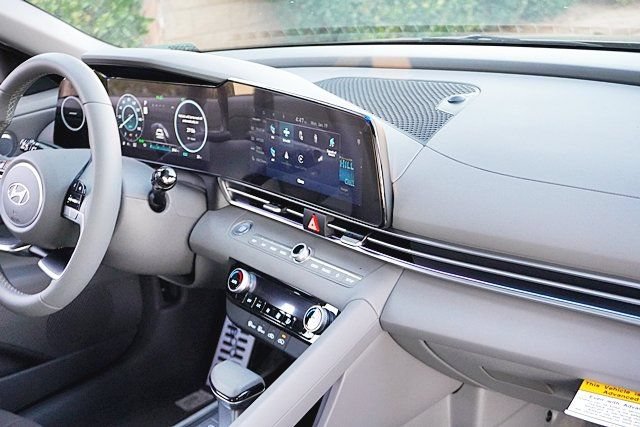 New 2026 Hyundai Elantra Sport FWD image 13
