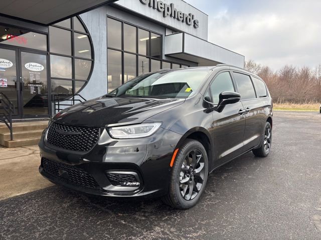 New 2026 Chrysler Pacifica Limited w/ S Appearance Package image 2