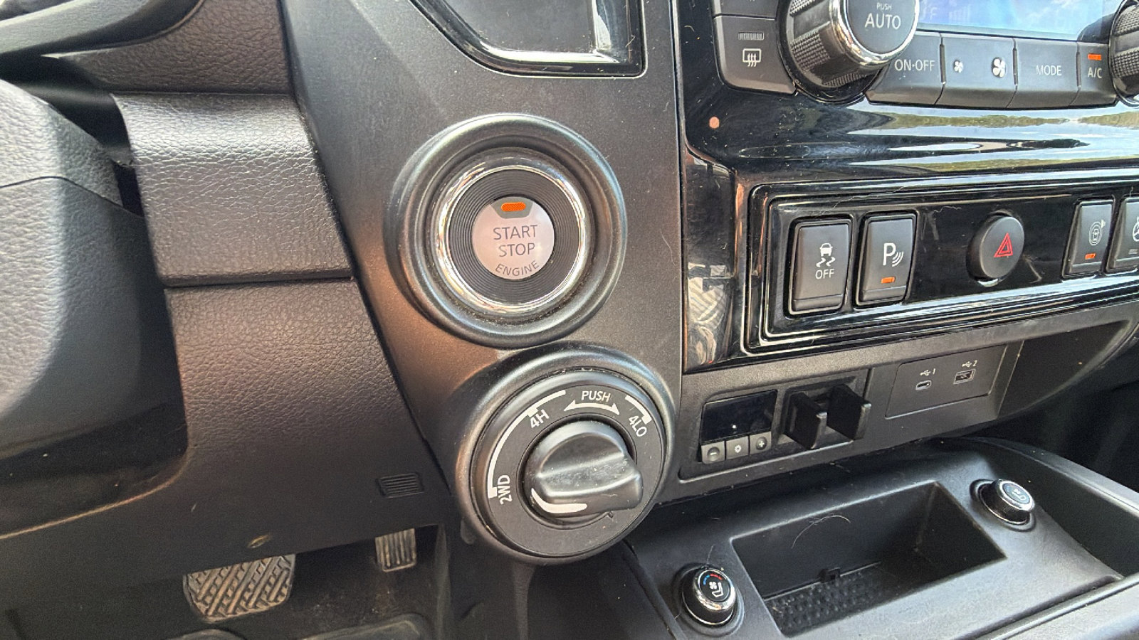 Used 2024 Nissan Titan PRO-4X w/ Pro-4x Convenience Package AWD/4WD image 31