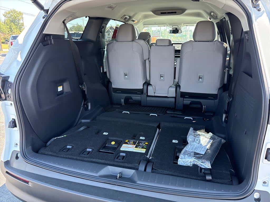 New 2026 Toyota Sienna LE FWD image 30