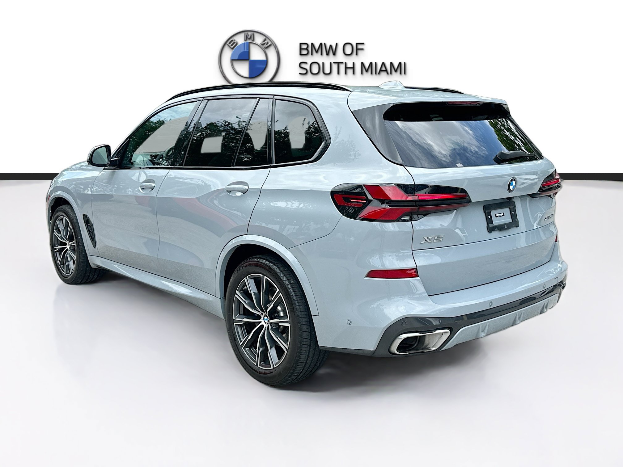 Certified 2024 BMW X5 xDrive40i w/ M Sport Package AWD/4WD image 5