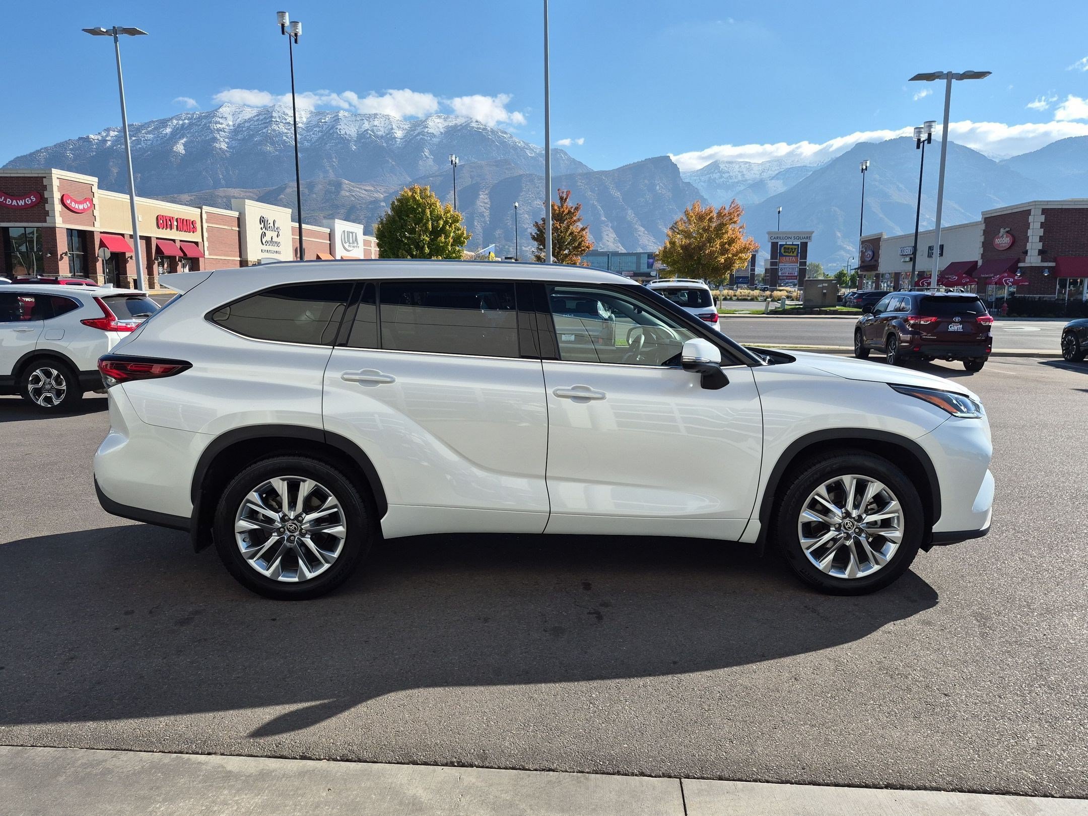 Used 2024 Toyota Highlander Limited AWD/4WD image 2