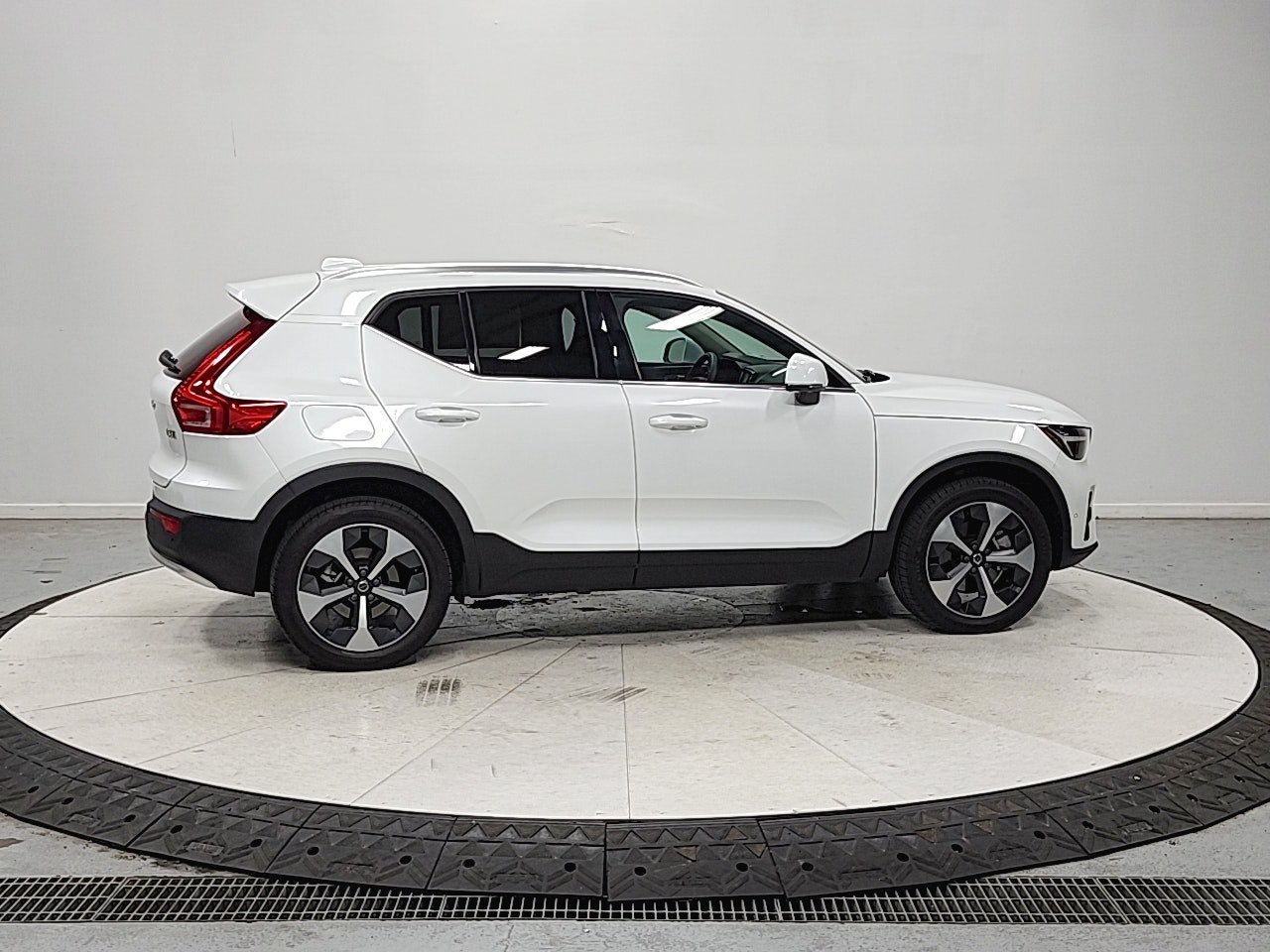 Used 2024 Volvo XC40 B5 Plus AWD/4WD image 9