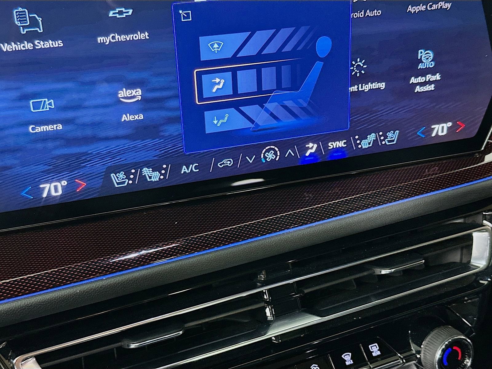 Used 2025 Chevrolet Traverse RS image 17