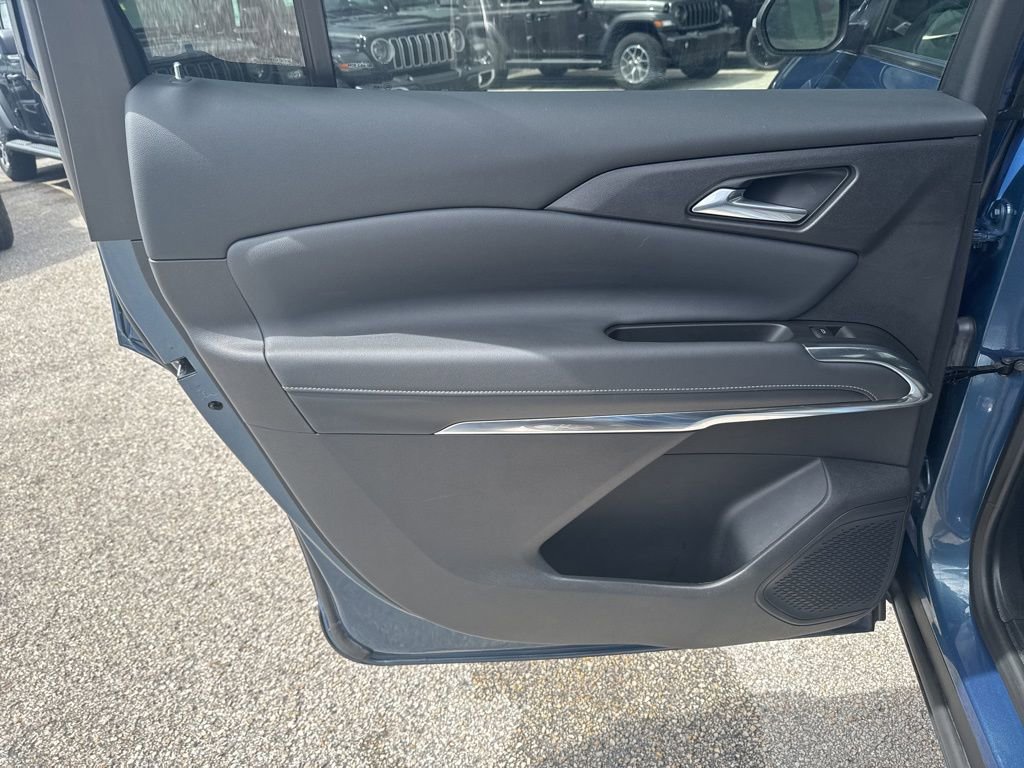 Used 2025 Chevrolet Traverse LT image 7