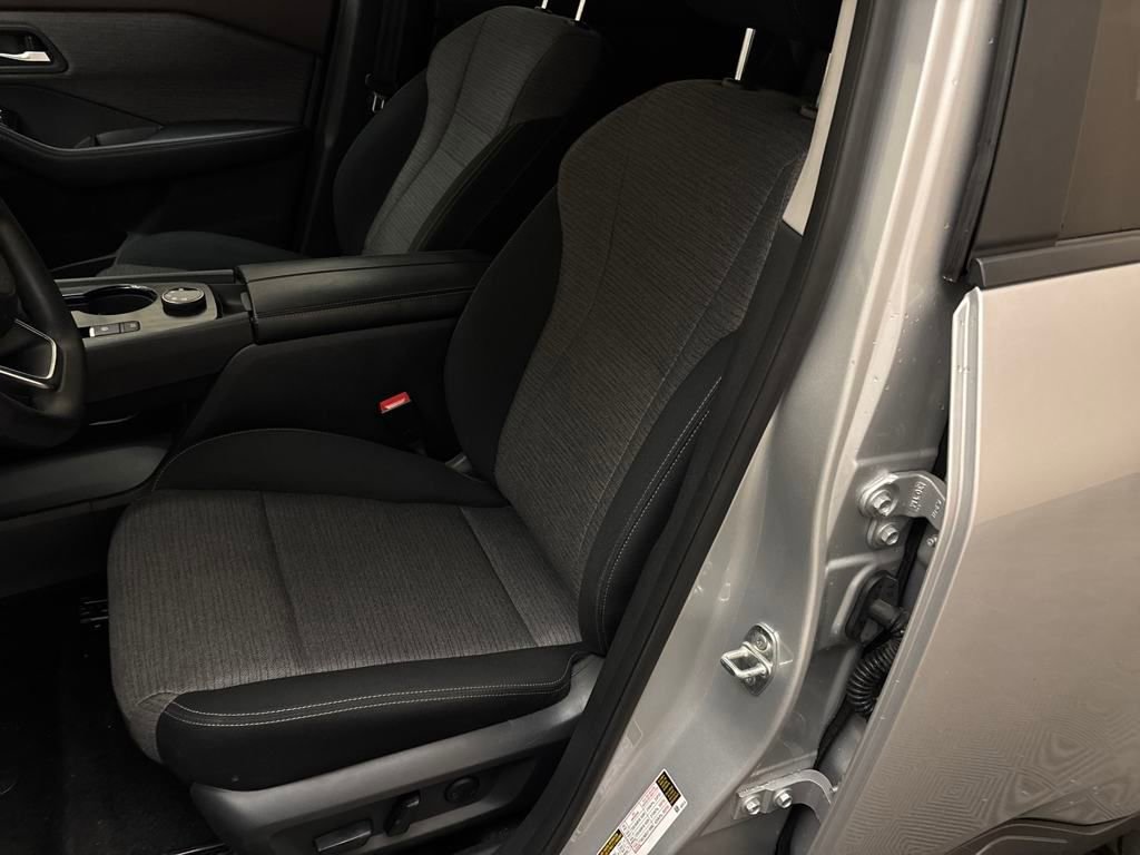 Used 2023 Nissan Rogue SV image 11