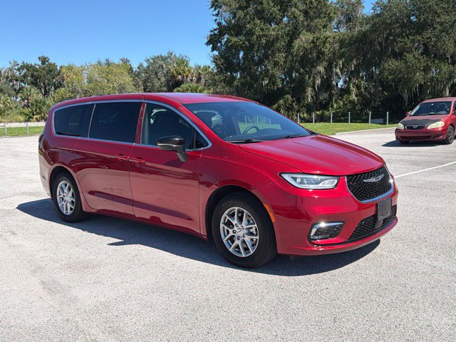 Used 2025 Chrysler Pacifica Select FWD image 7