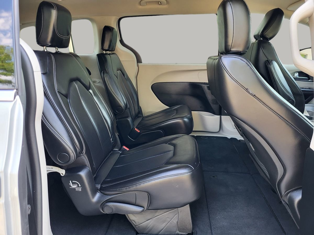Used 2023 Chrysler Pacifica Touring-L FWD image 18