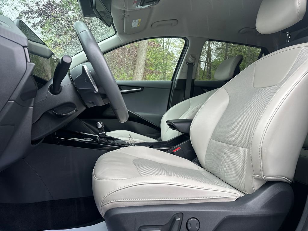 Used 2023 Kia Niro EX FWD image 3