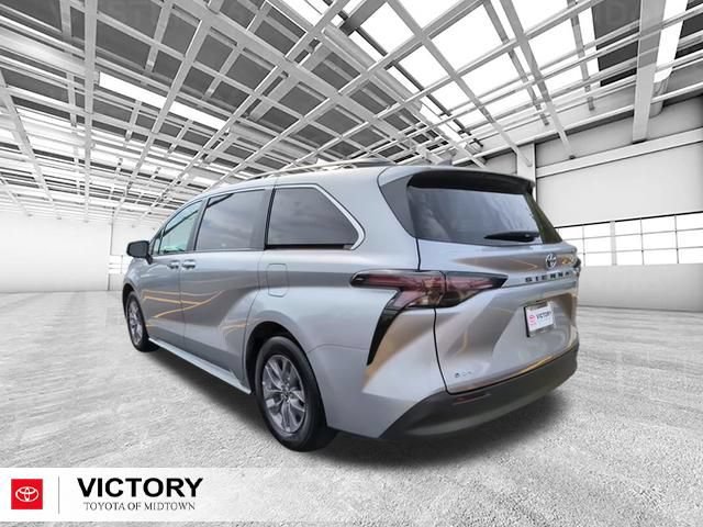 Certified 2025 Toyota Sienna XLE FWD image 6
