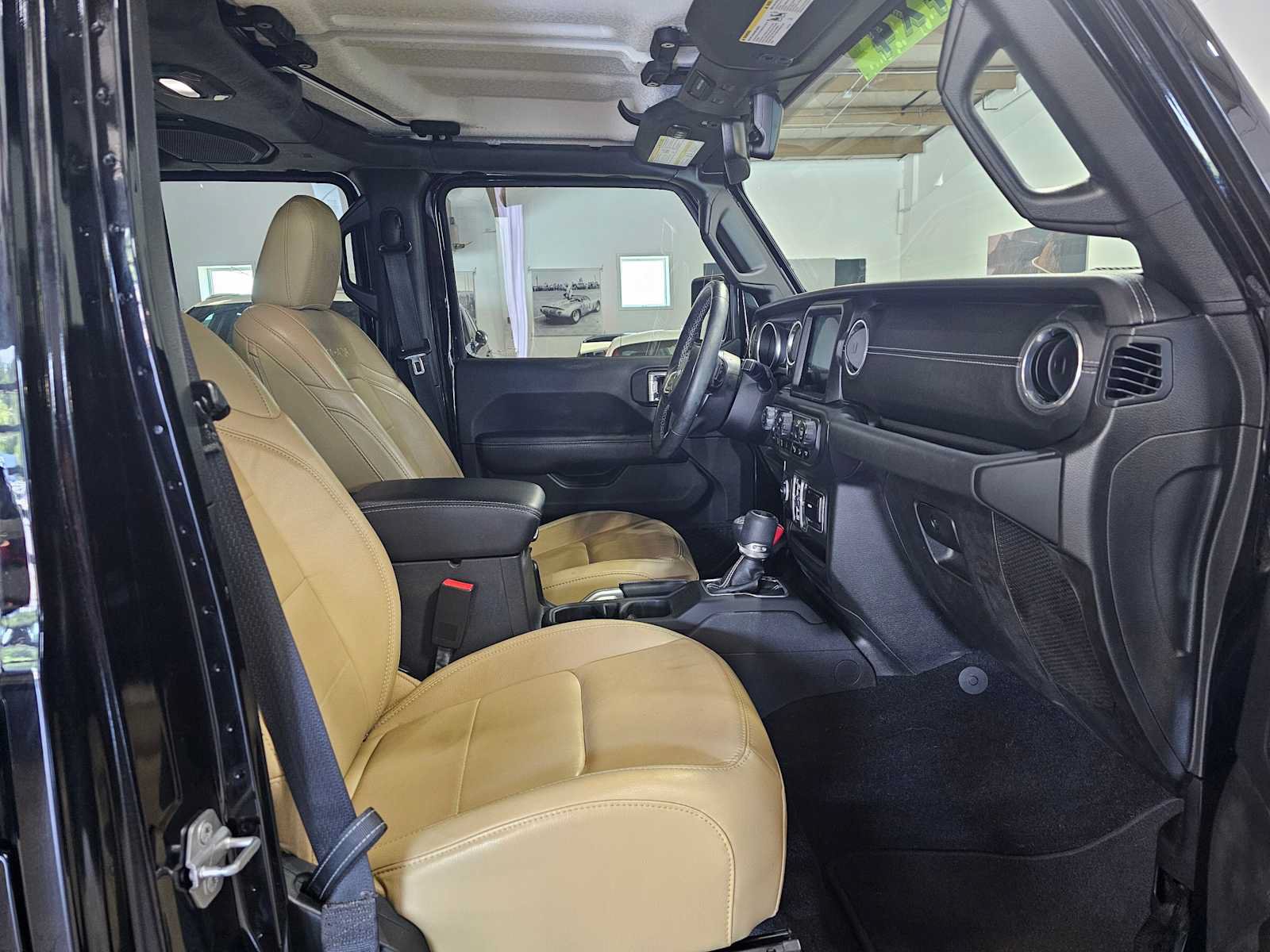 Used 2018 Jeep Wrangler Unlimited Sahara AWD/4WD image 10