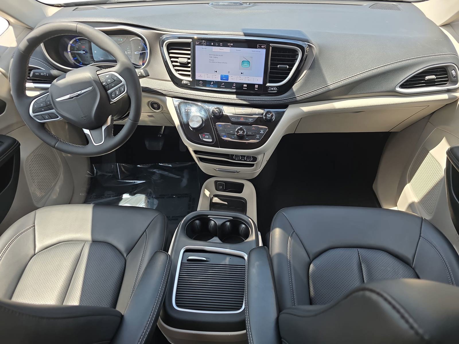 Used 2023 Chrysler Pacifica Touring-L FWD image 9